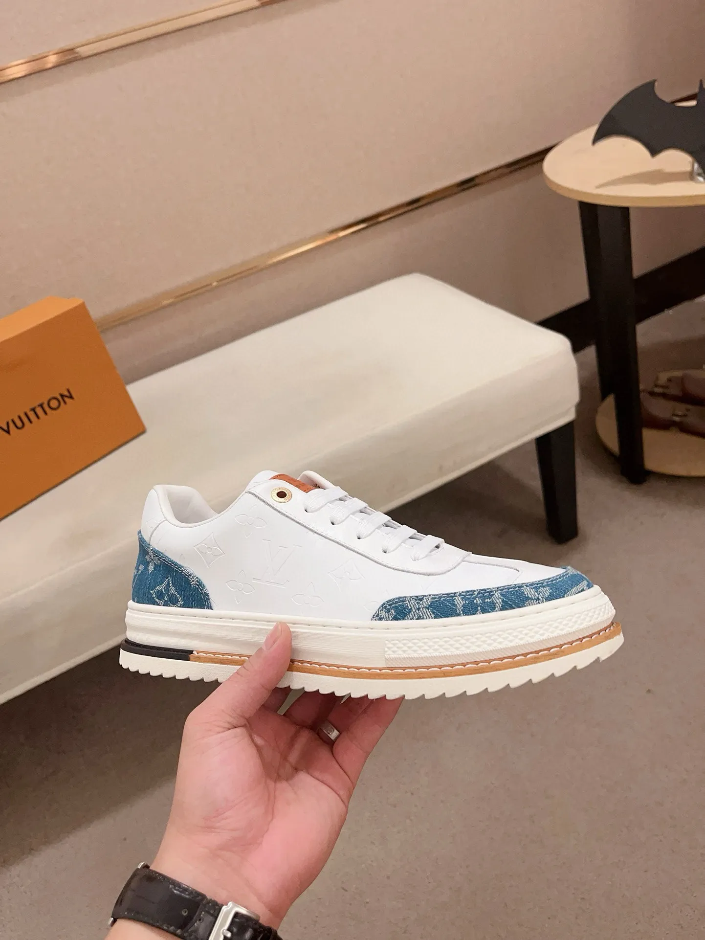 Men's shoes💰 400💰Louis Vuitton (Louis Vuitton/LV) top 🔍🔍 new models are on sale at the same time, the upper 🇮🇹 imported first-layer cowhide from Italy, fully imported sheepskin lining 💪💪, completely 1⃣️ to 1 ⃣️Re-engraved🇮🇹💪💪, ⚠Sole: The original sole is specially provided by the original factory, the exclusive movable molded sole is super comfortable, ⚠The original factory follows the order, 🔍🔍high quality, you can enter and exit the counter at will, welcome to compare⚠. Code number: 38-44. Can be customized for 45 non-refundable!